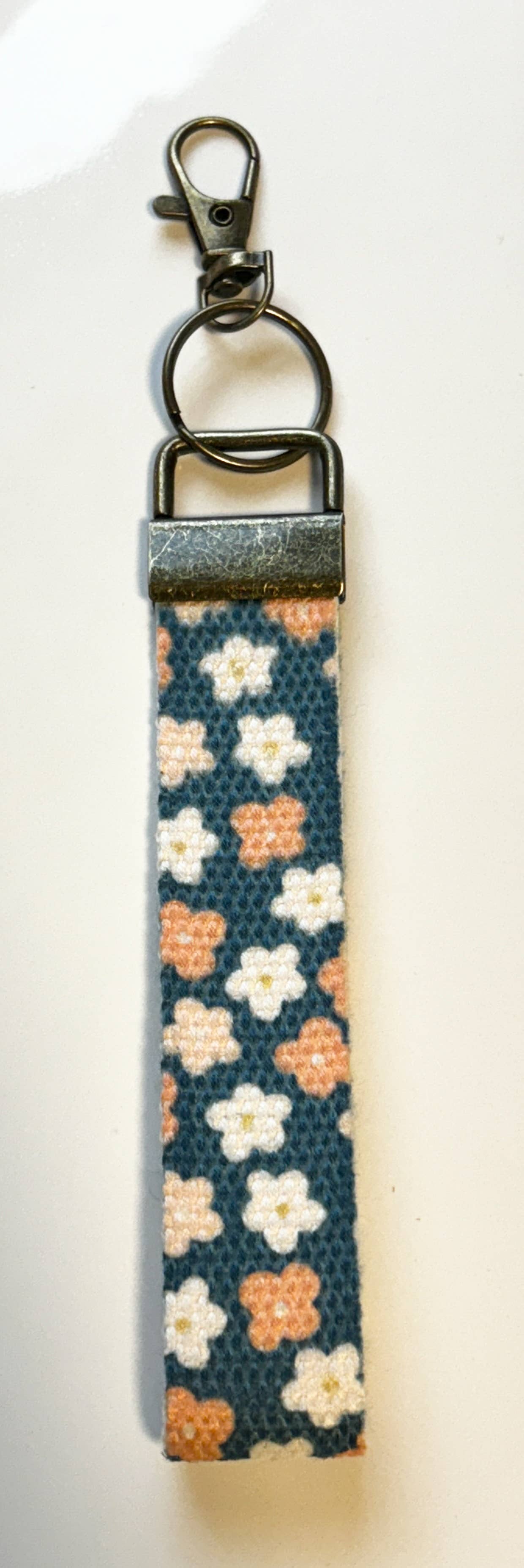 ハンドメイド　Y ourelia Flowers- Cotton Wristlet Keychain Lanyard Bronze Hardware | Audie